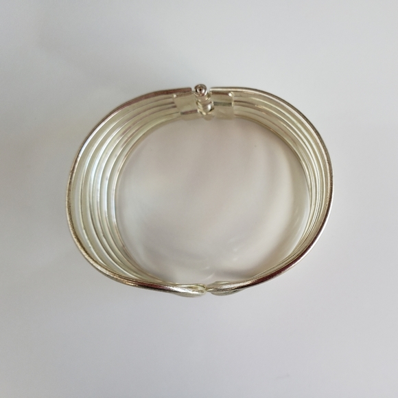 Silver color bracelet. - Picture 3 of 4